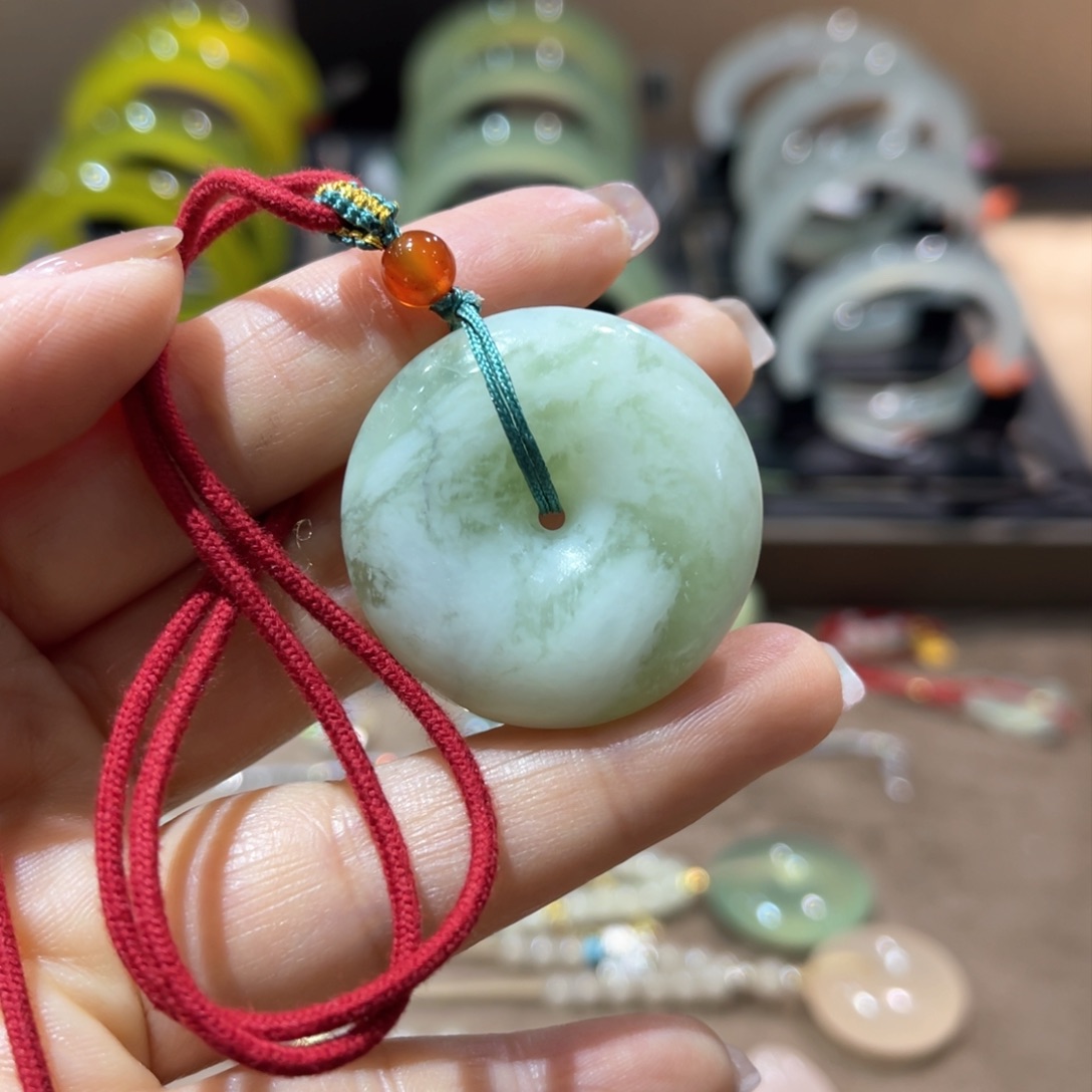 蛇纹石玉颈饰未镶嵌