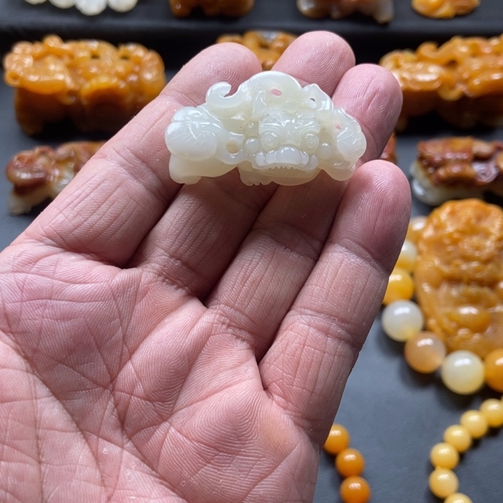 石英质玉（黄龙玉）未镶嵌颈饰