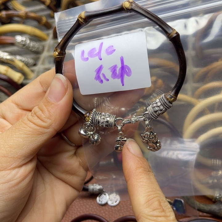 鸡翅木L***.我们在这里