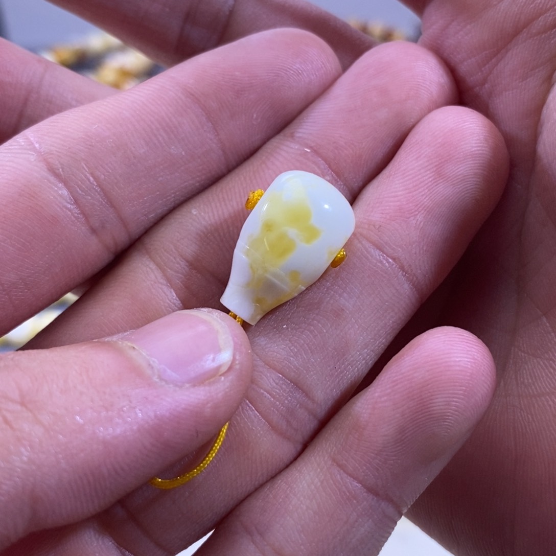 琥珀珠宝奇石未镶嵌牆*草