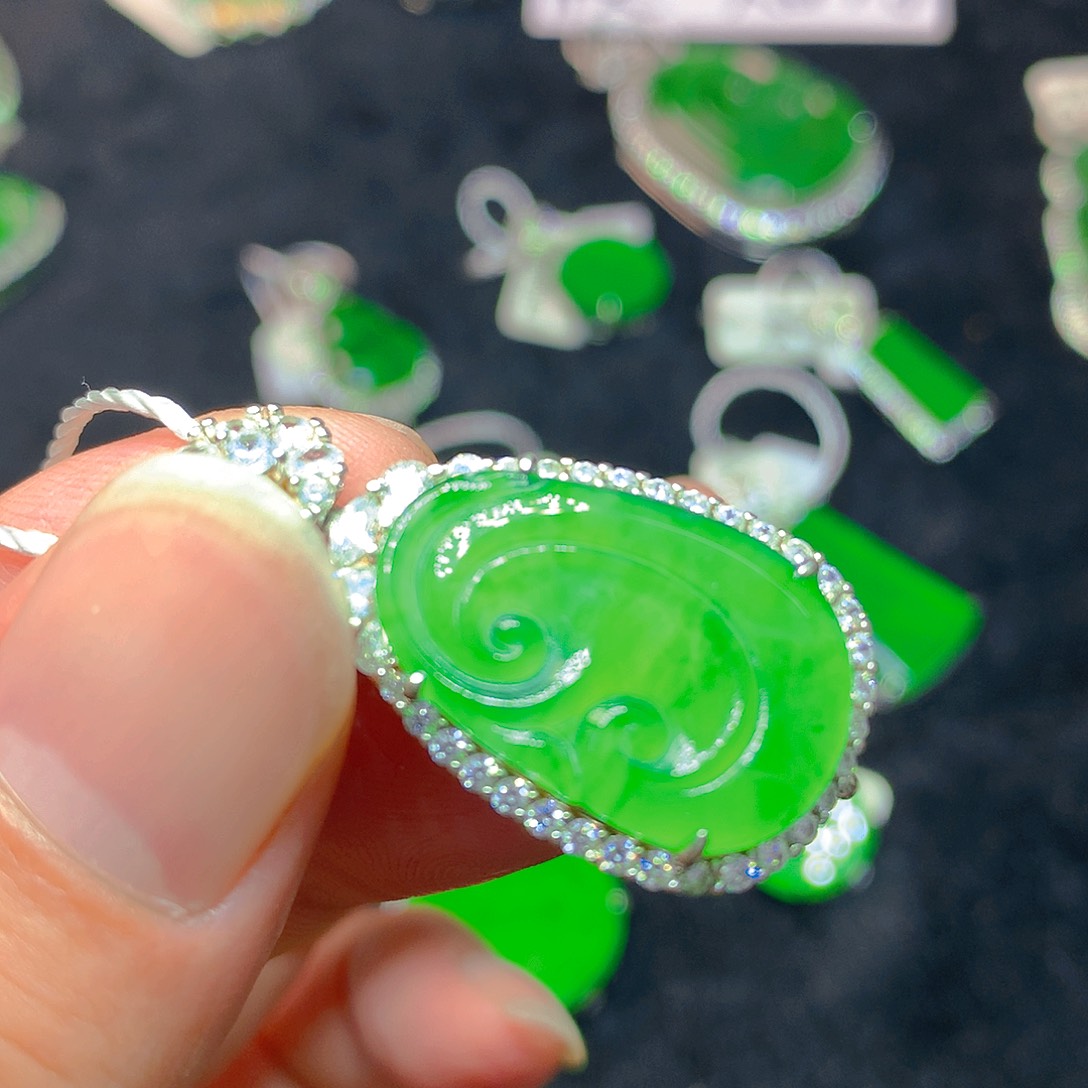 颈饰银S925镶嵌翡翠