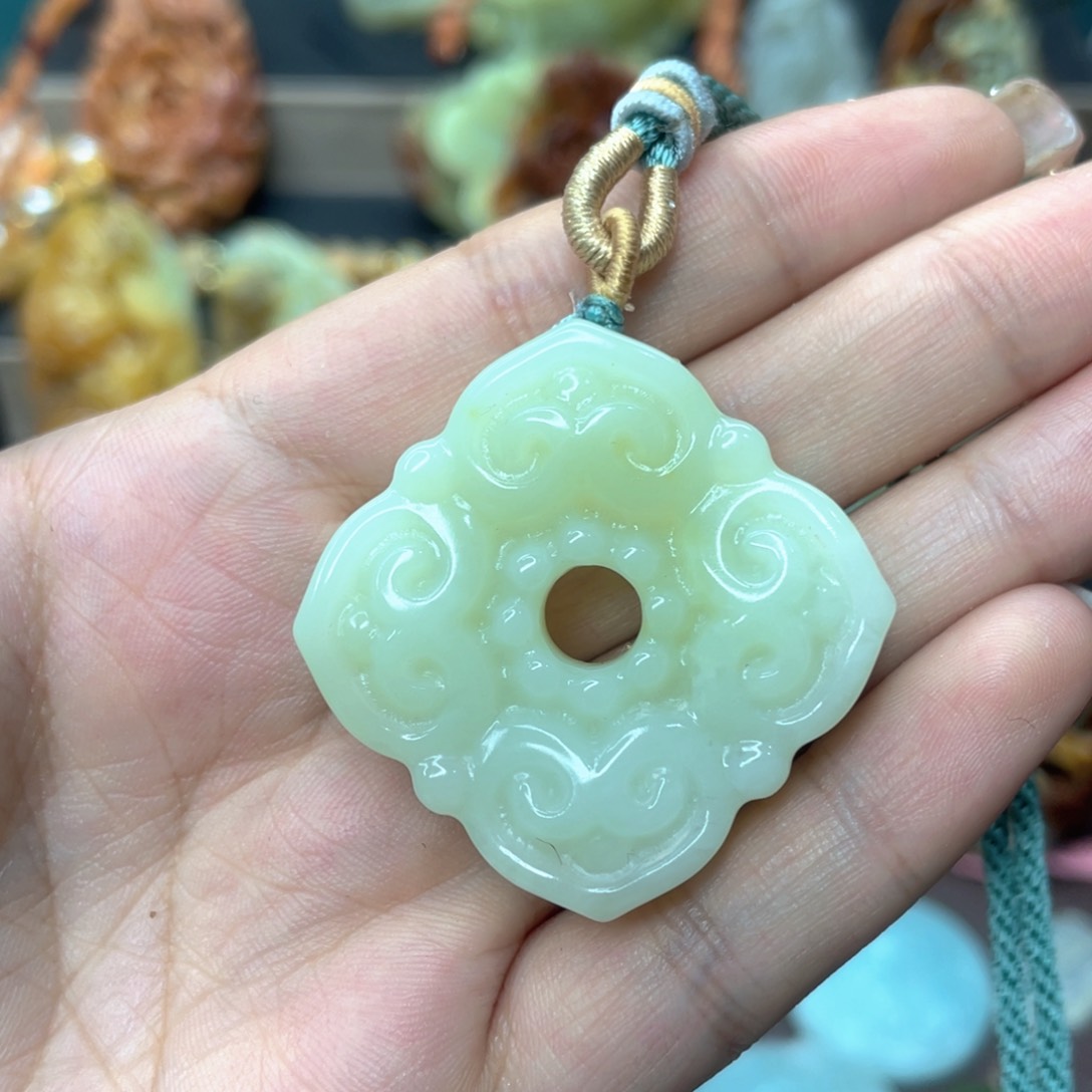 蛇纹石玉颈饰未镶嵌