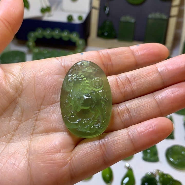 岫玉未镶嵌颈饰吊坠