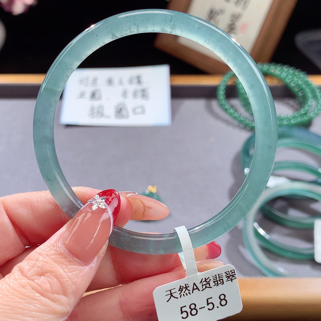 翡翠手镯（圆镯）未镶嵌