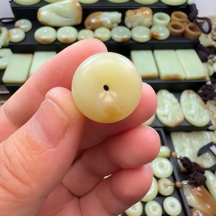 侯***上和田玉未镶嵌颈饰