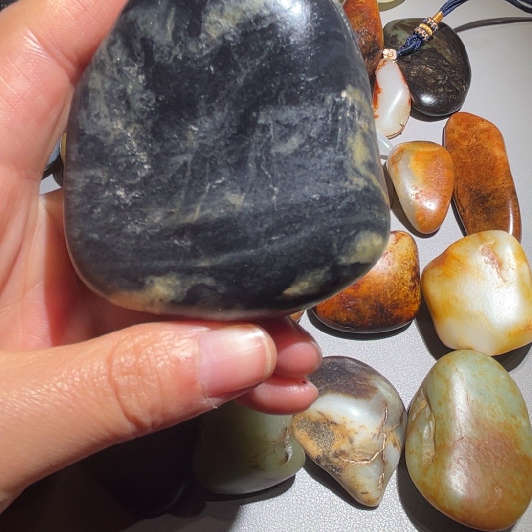 和田玉（糖玉）未镶嵌挂件和田玉223克