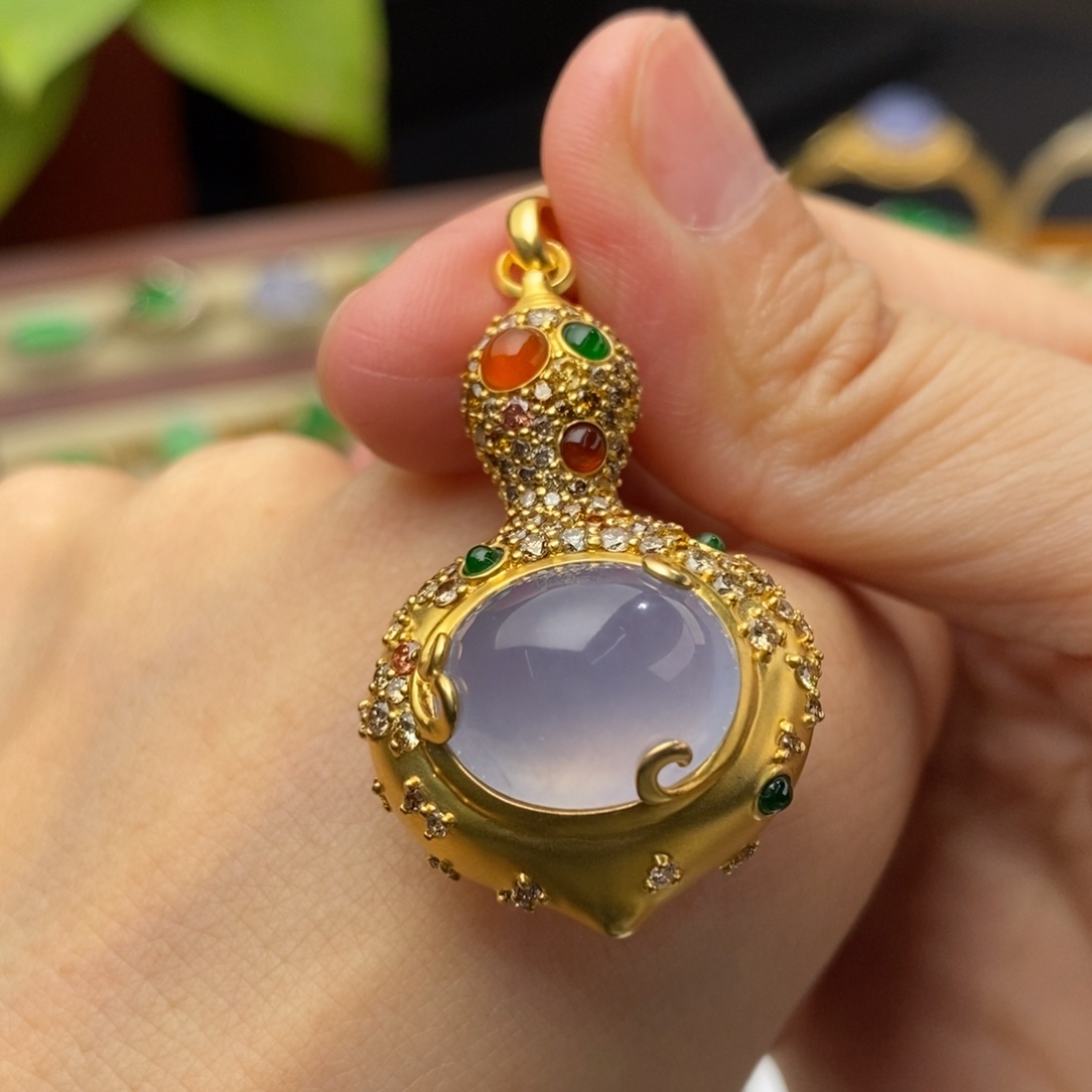 翡翠18K金镶嵌颈饰吊坠