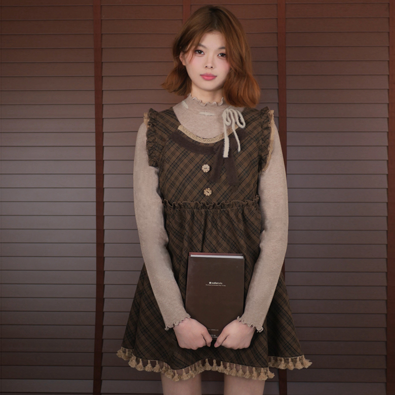 背带连衣裙女2025春秋新款休闲复古格纹甜美飞飞袖花边流苏短裙子