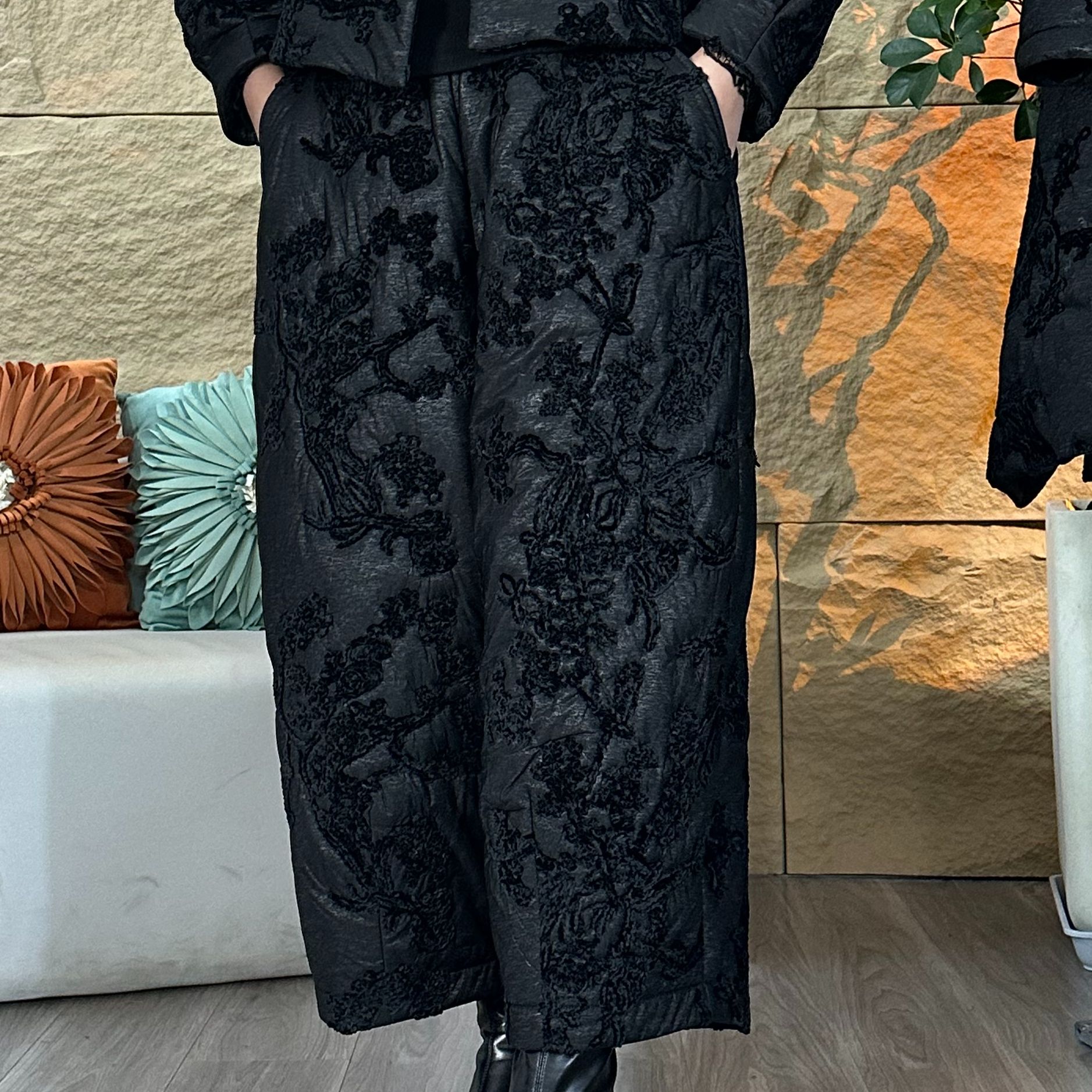 清静语qjy24068黑色雪尼尔刺绣冬季保暖茧型棉裤