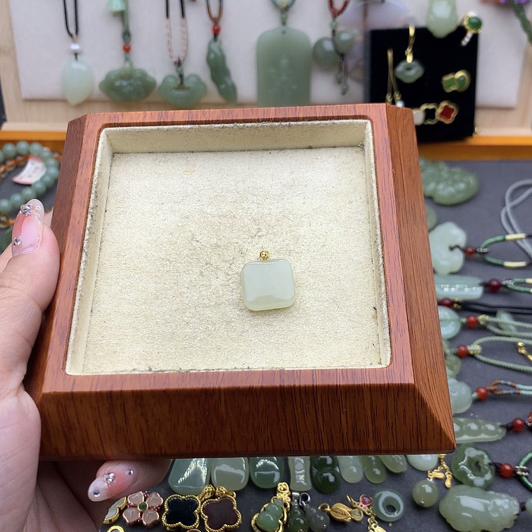 和田玉吊坠(不含链)18K金镶嵌