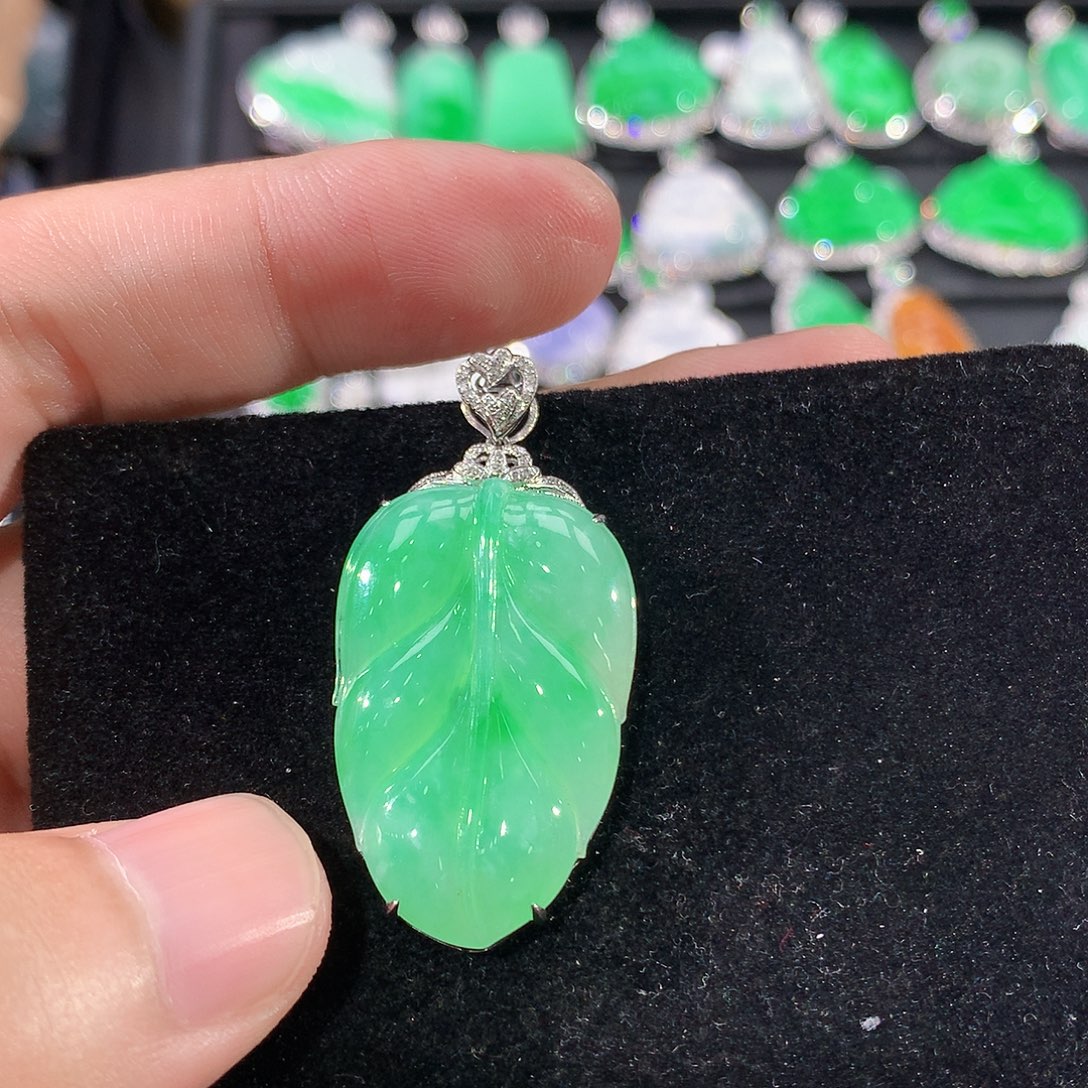 翡翠18K金镶嵌颈饰