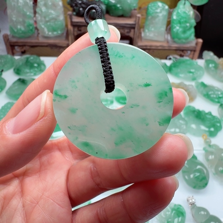 颈饰未镶嵌石英质玉