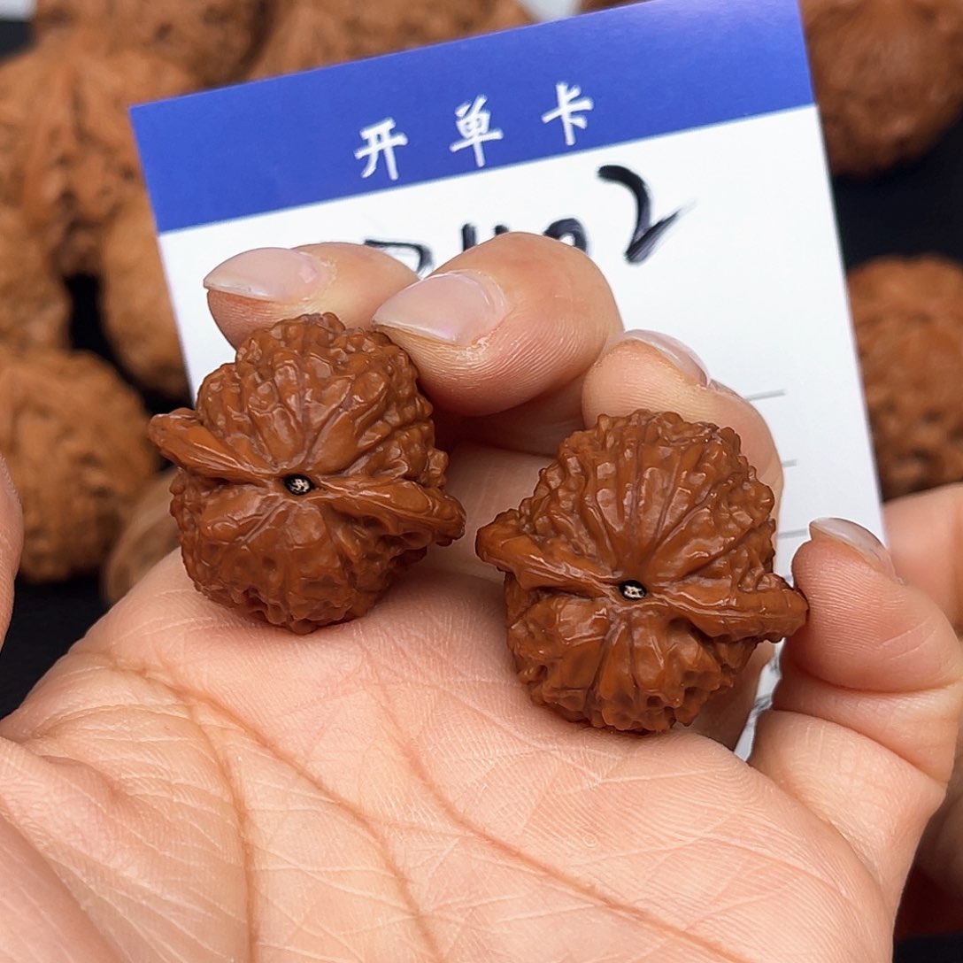 文玩核桃吊坠蒙***雨野果28尺。 2402