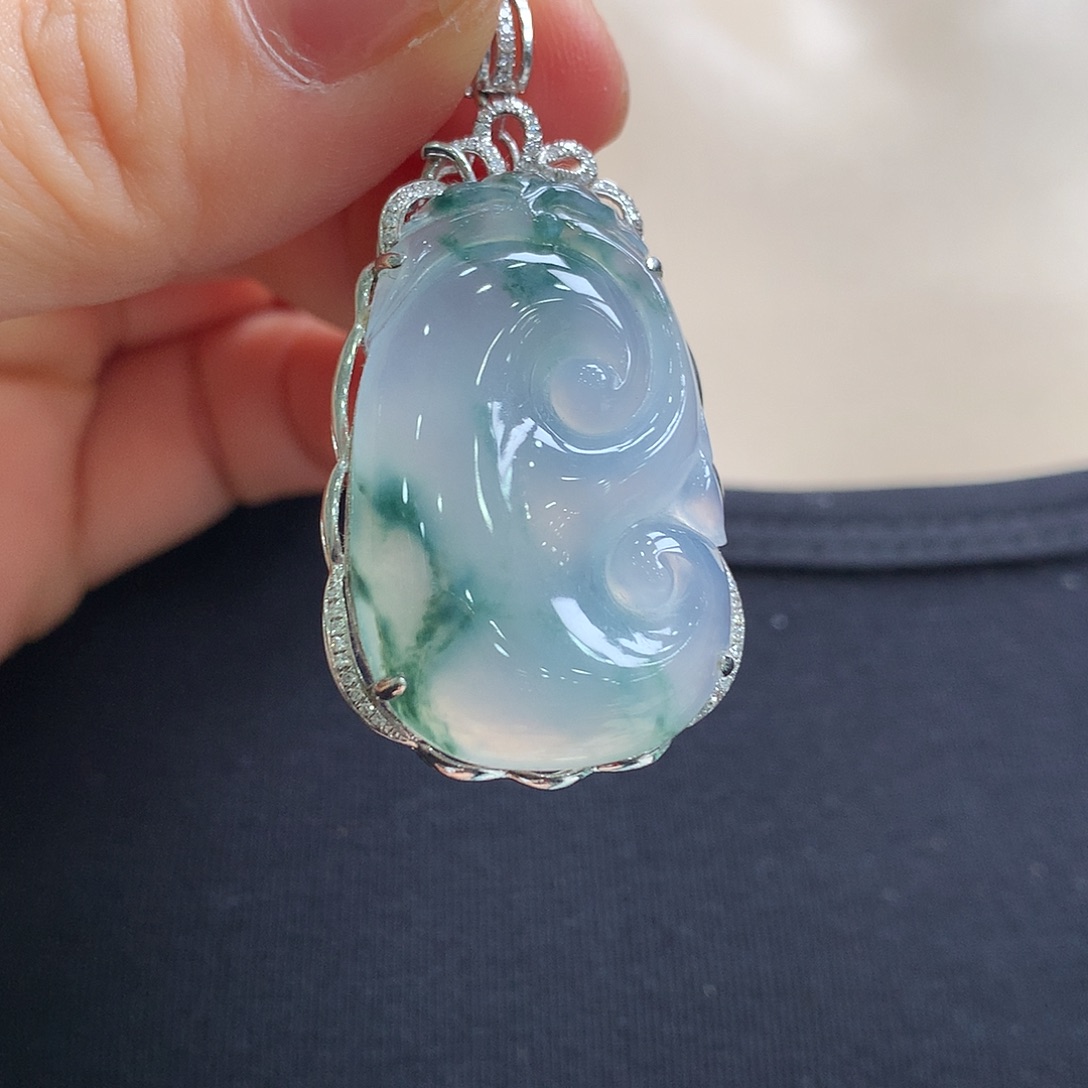 翡翠18K金镶嵌颈饰如意