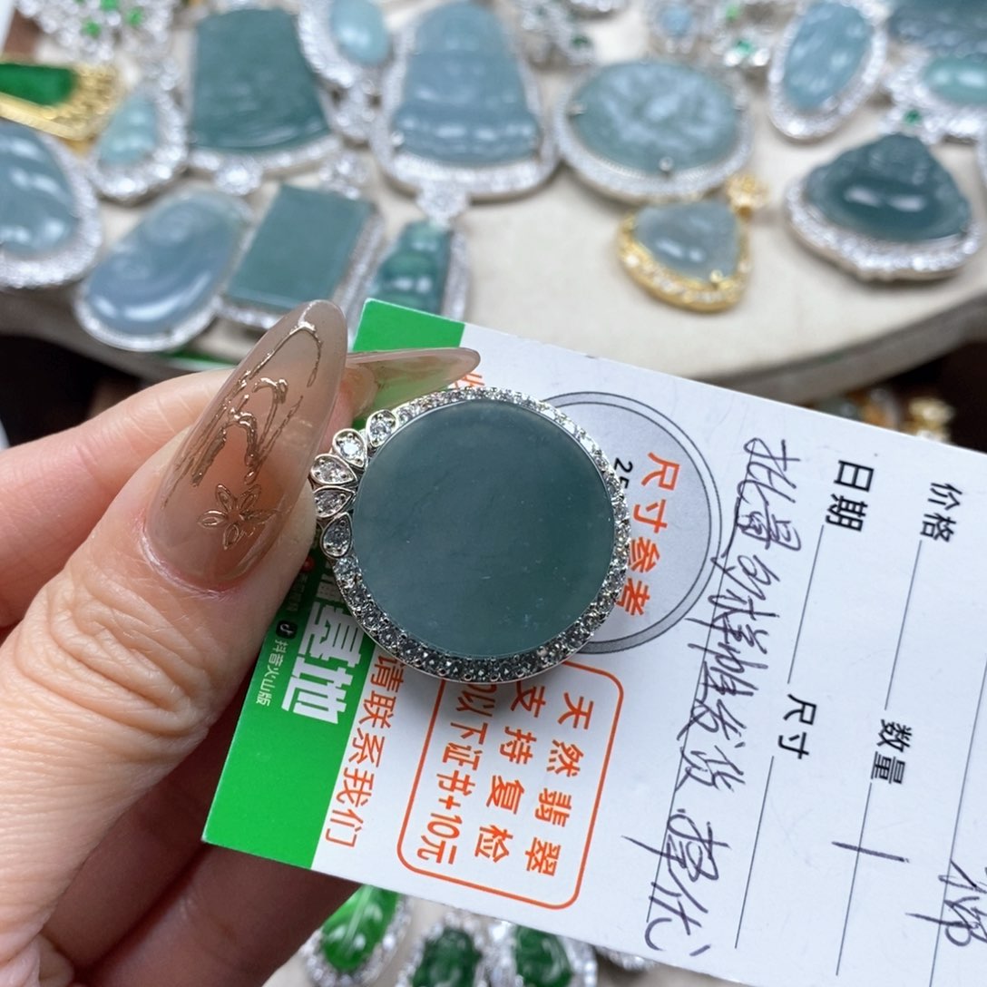 翡翠颈饰未镶嵌翡翠