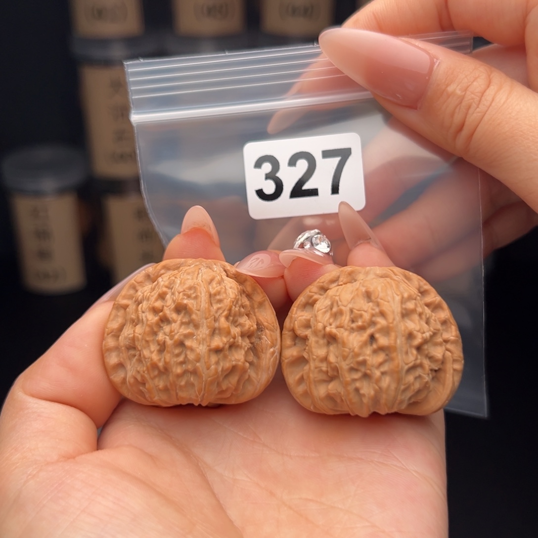 文玩核桃吊坠白狮子40