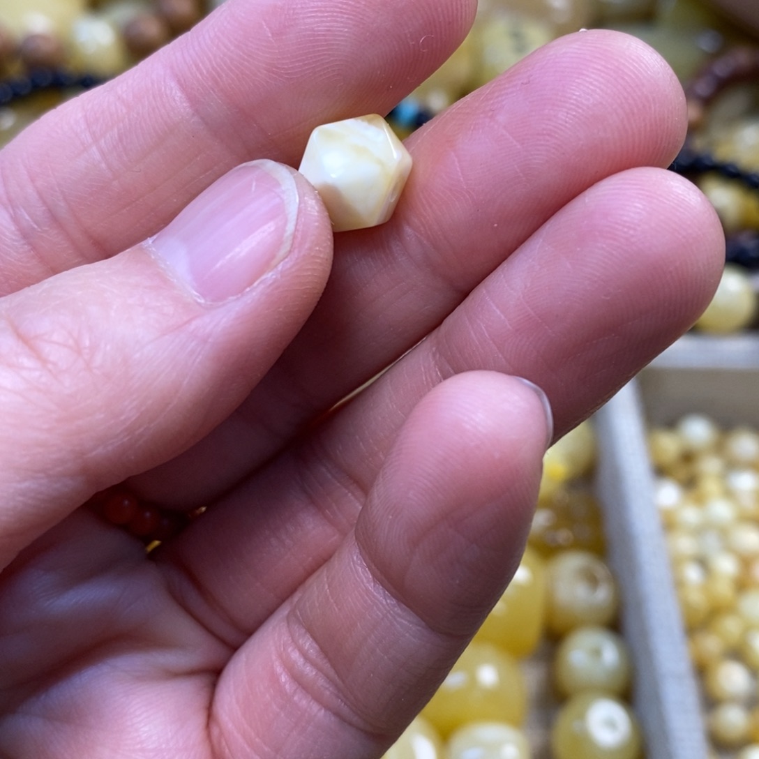 ****愁琥珀未镶嵌裸石蜜蜡配珠