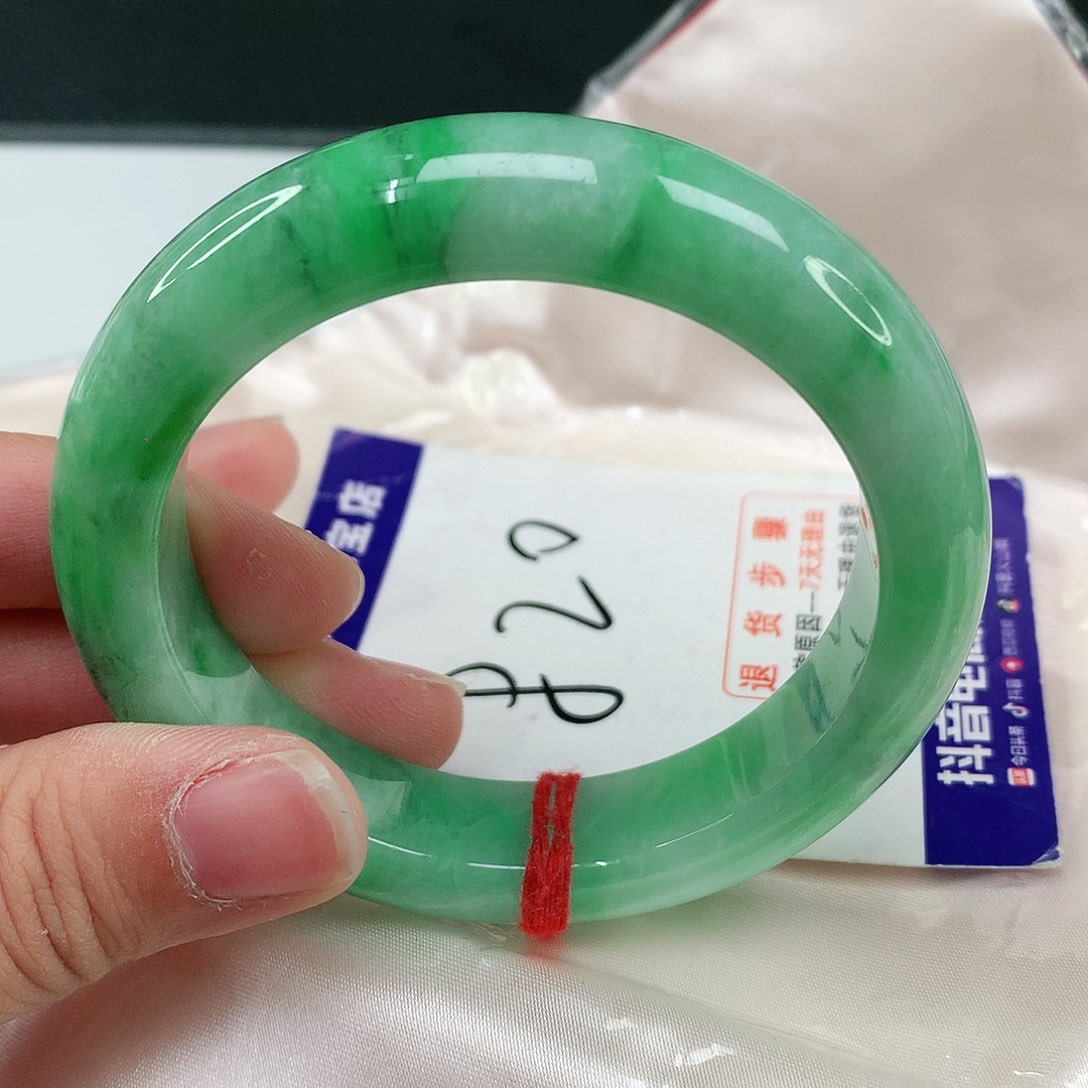 翡翠手镯未镶嵌翡翠