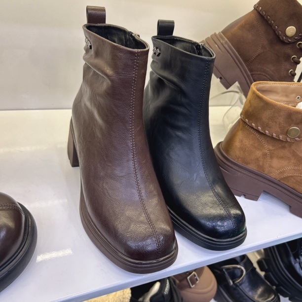 2025秋冬款粗跟防水法式风短靴内拉链防滑中跟女士冬季时装靴