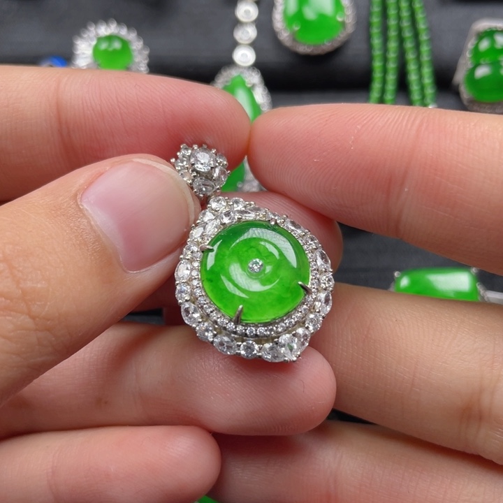 翡翠颈饰银S925镶嵌吊坠