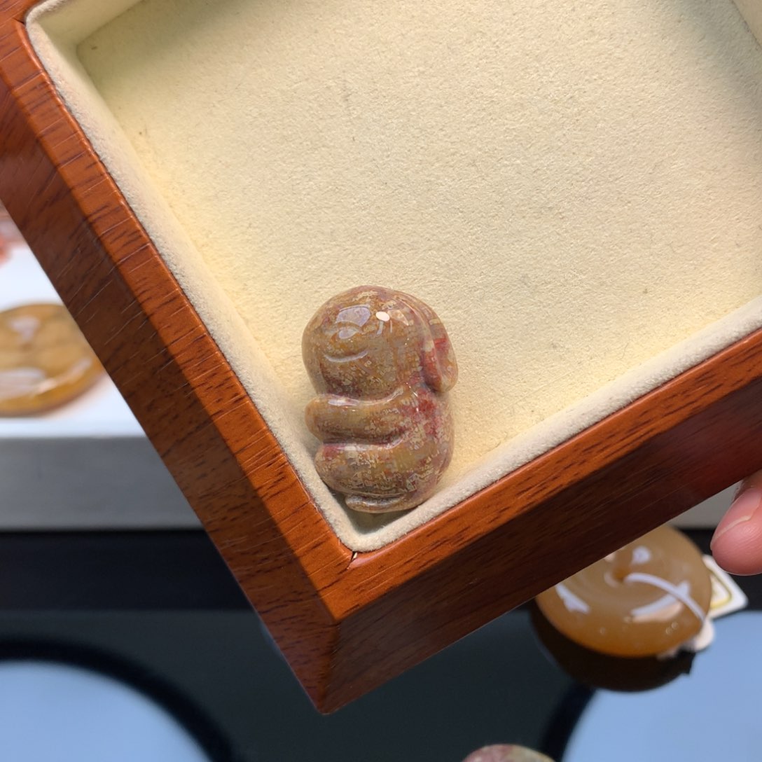 硅化珊瑚（珊瑚玉）颈饰未镶嵌兔子