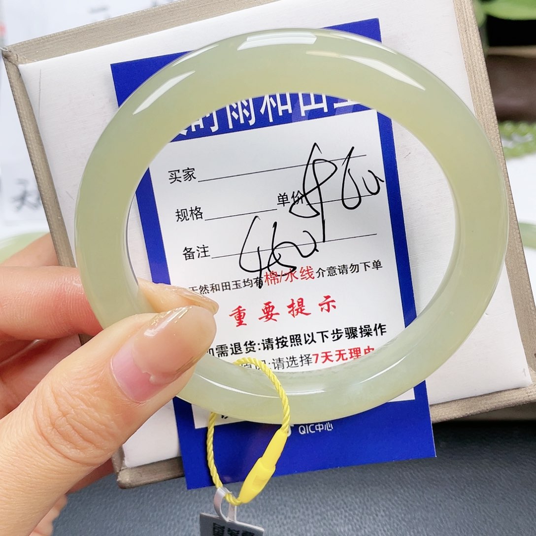 和田玉手镯未镶嵌