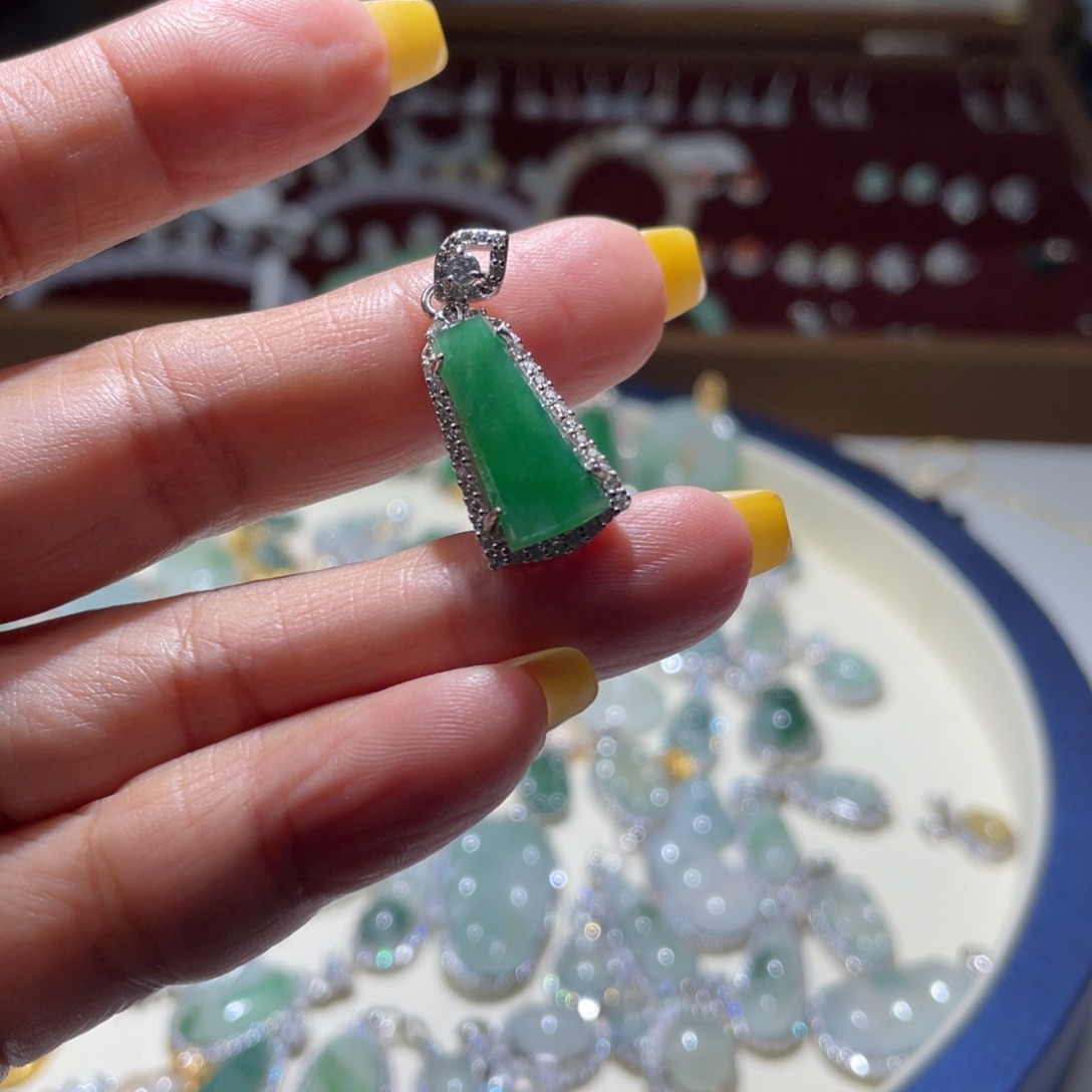 童***年翡翠银S925镶嵌颈饰无事牌