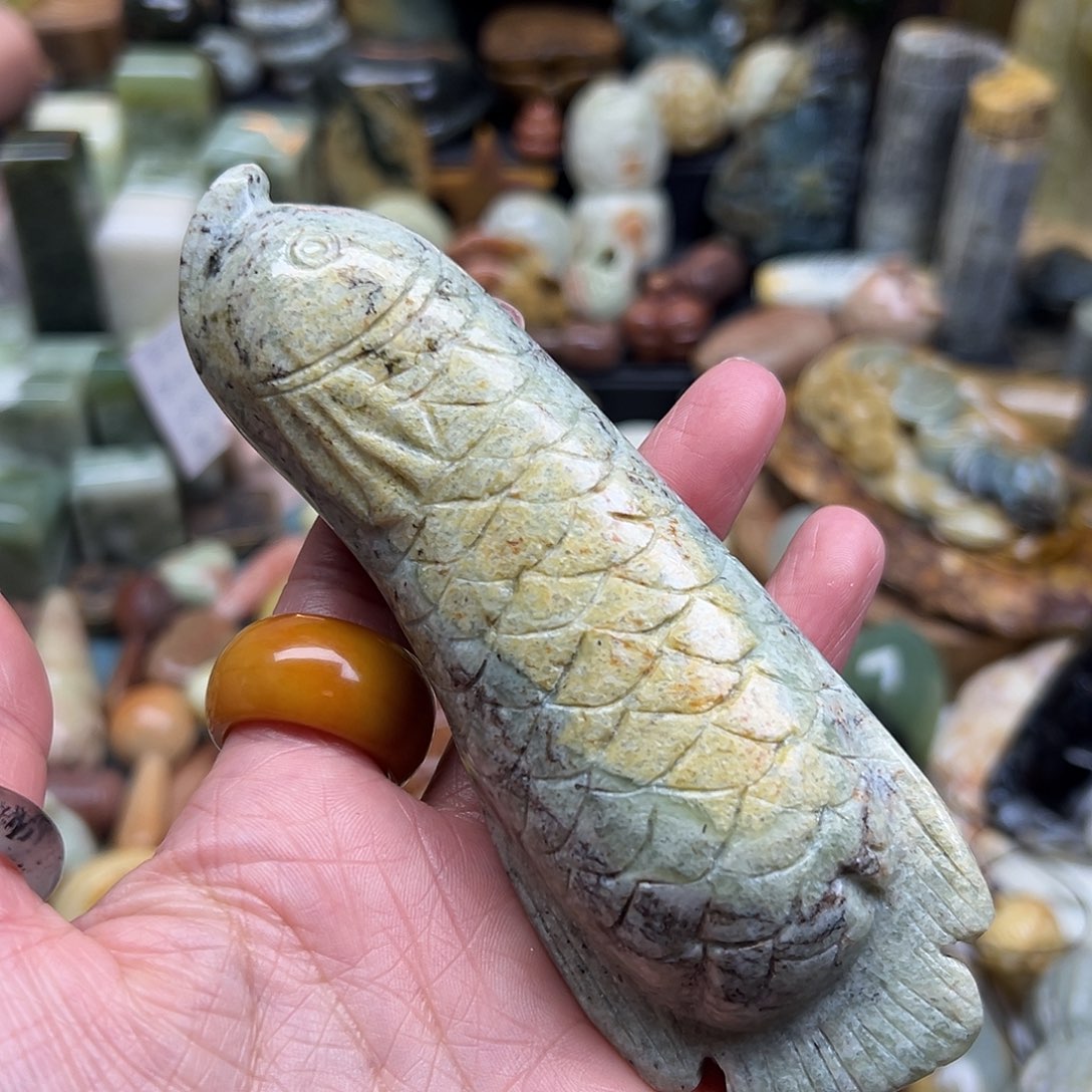 岫岩河磨玉（透闪石质玉）未镶嵌颈饰河磨玉大鱼手玩