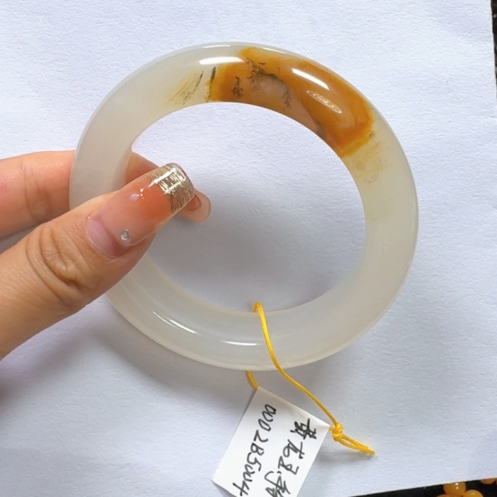 朱***芬石英质玉（黄龙玉）未镶嵌手镯