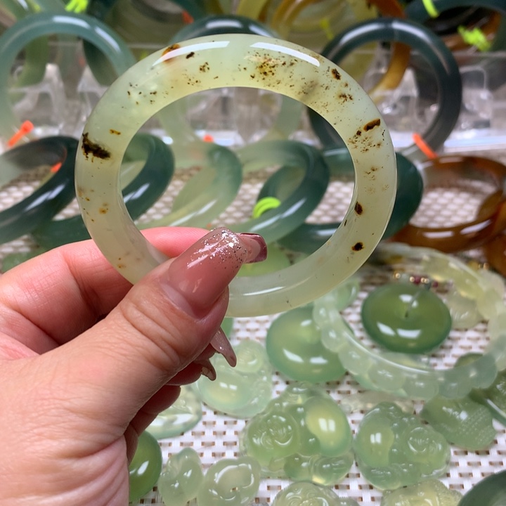 蛇纹石玉手镯53圈口微瑕未镶嵌
