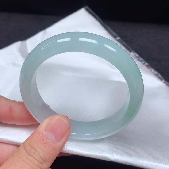 翡翠手镯未镶嵌。