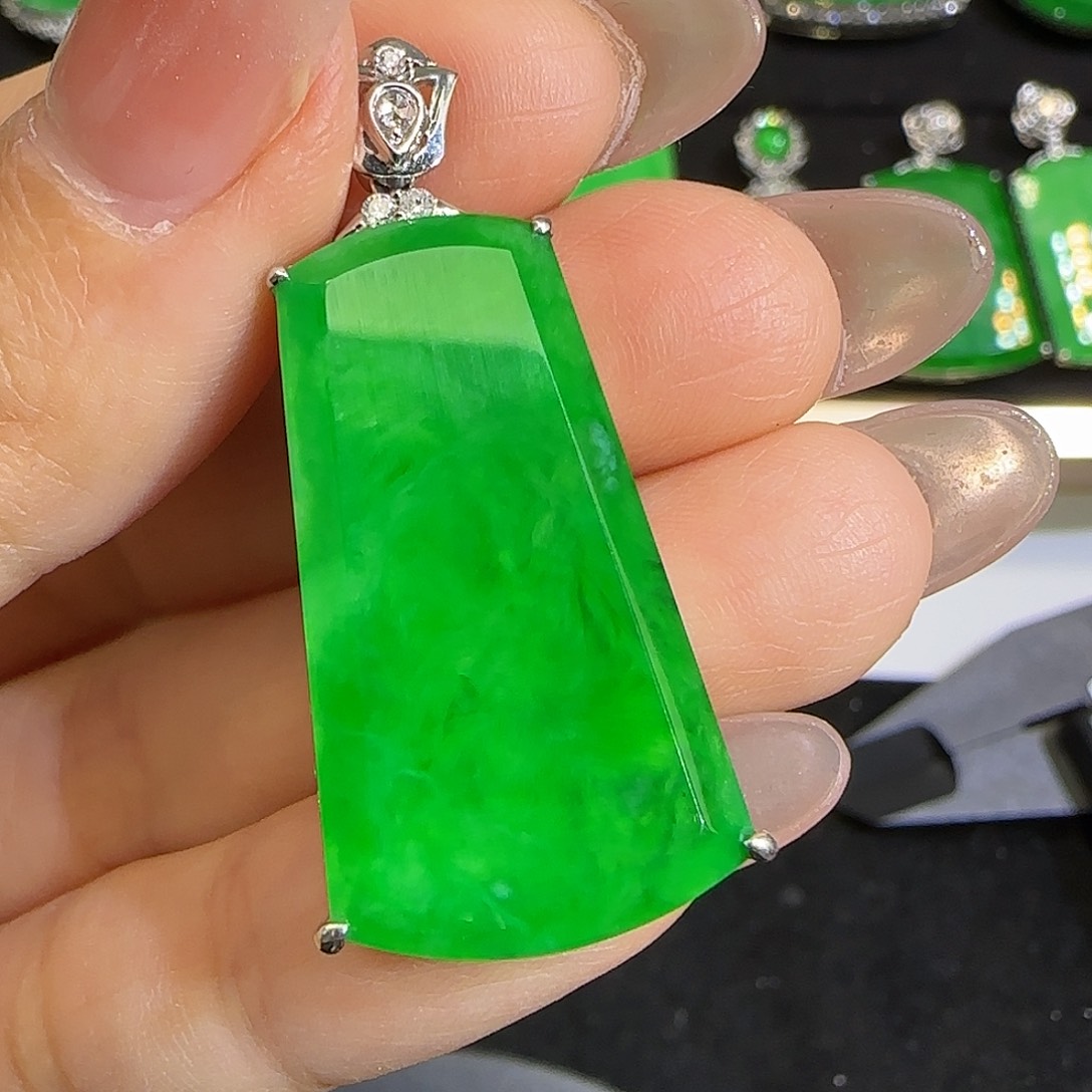 翡翠颈饰18K金镶嵌。