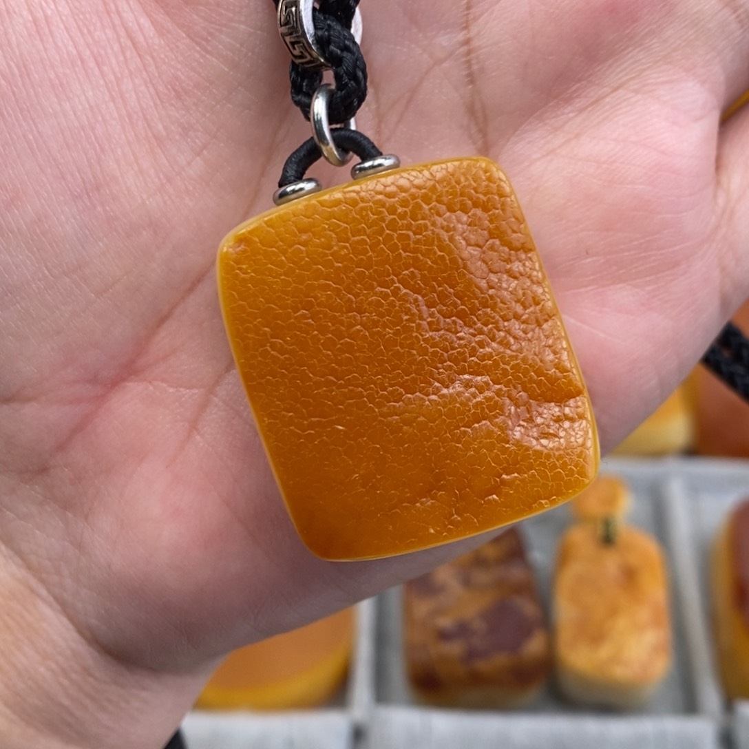 琥珀吊坠(赠链)未镶嵌