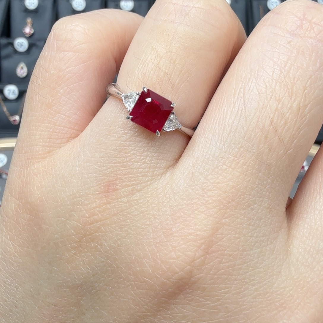 红宝石戒指18K金镶嵌缅甸鸽血红三生石2.01克拉