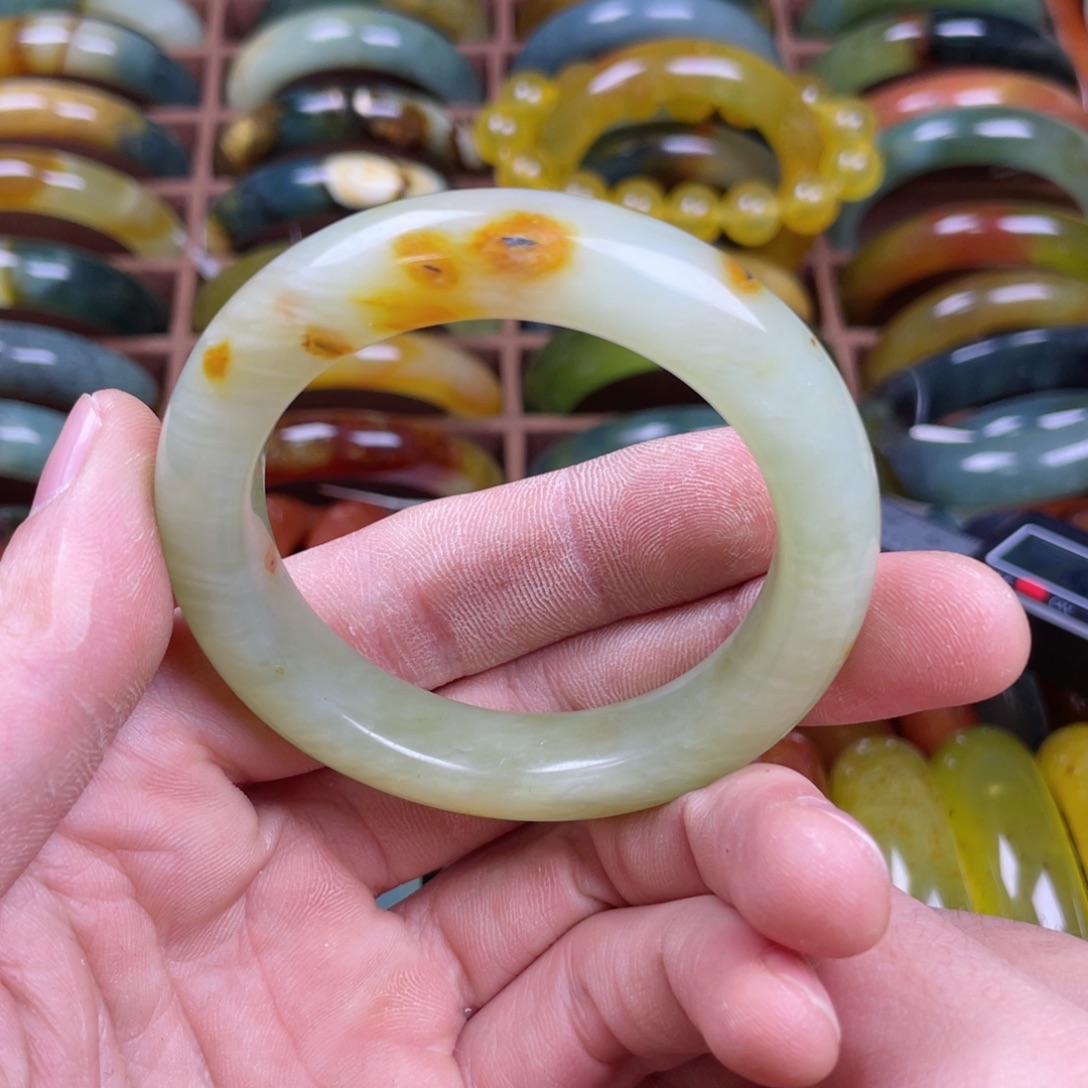 蛇纹石玉未镶嵌手镯