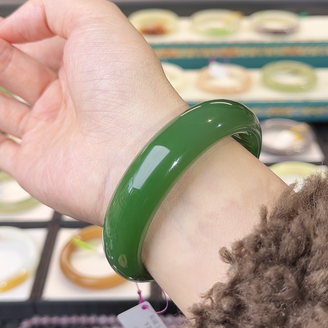 和田玉手镯未镶嵌阳绿