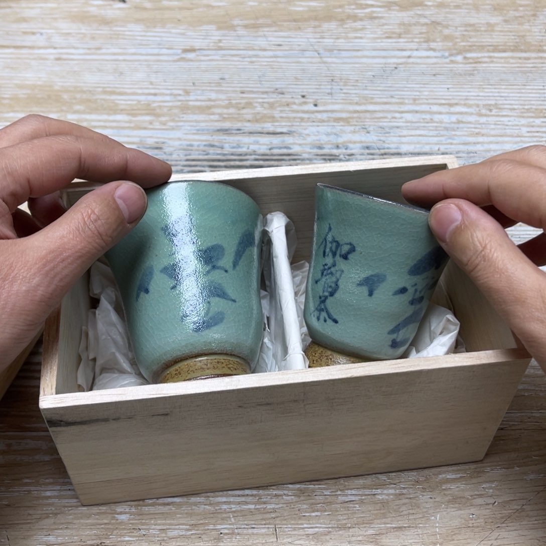 瓷片密密麻麻地排列着