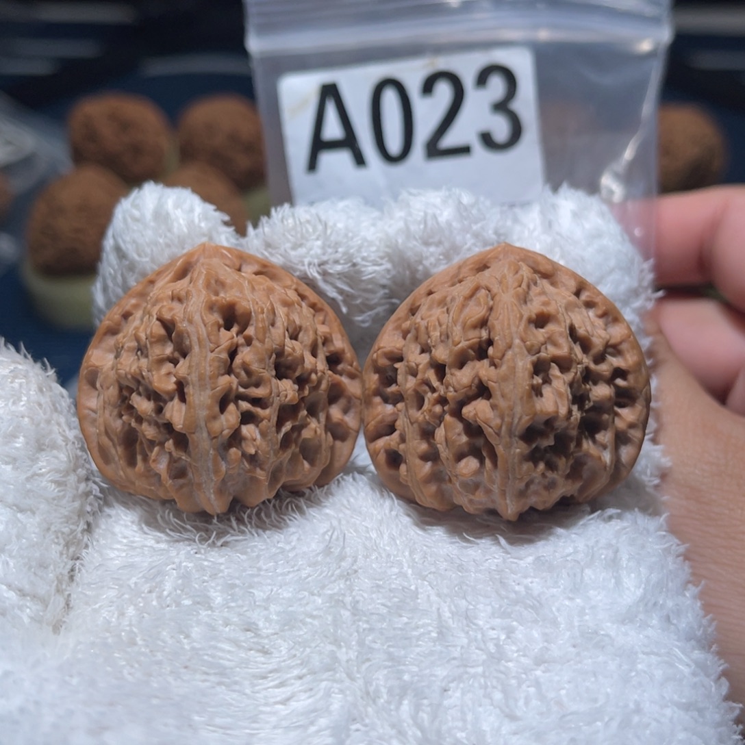 文玩核桃把件三角白40