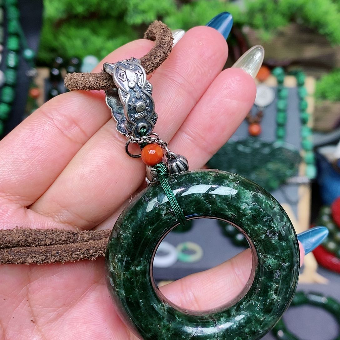 翡翠颈饰未镶嵌漂亮美眉