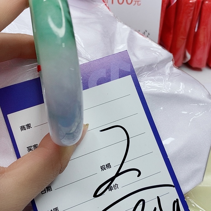 翡翠手镯未镶嵌翡翠