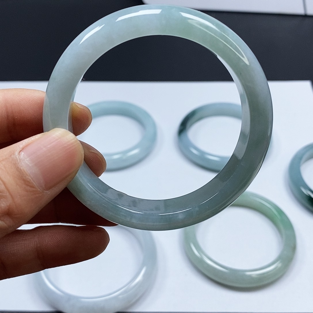 翡翠手镯未镶嵌翡翠手镯