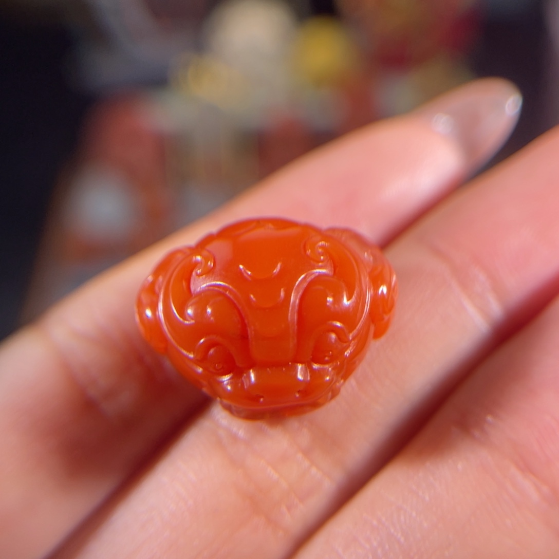 南红玛瑙滴水洞 守护兽面未镶嵌