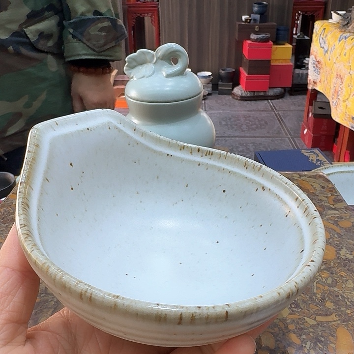 汝瓷碗一个，瓷。。。品茗