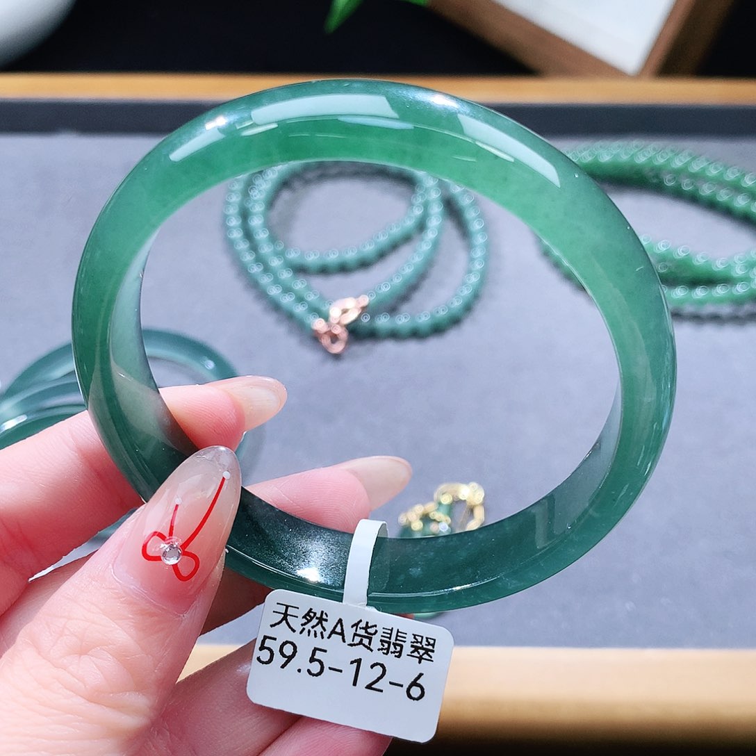 翡翠手镯（圆镯）未镶嵌