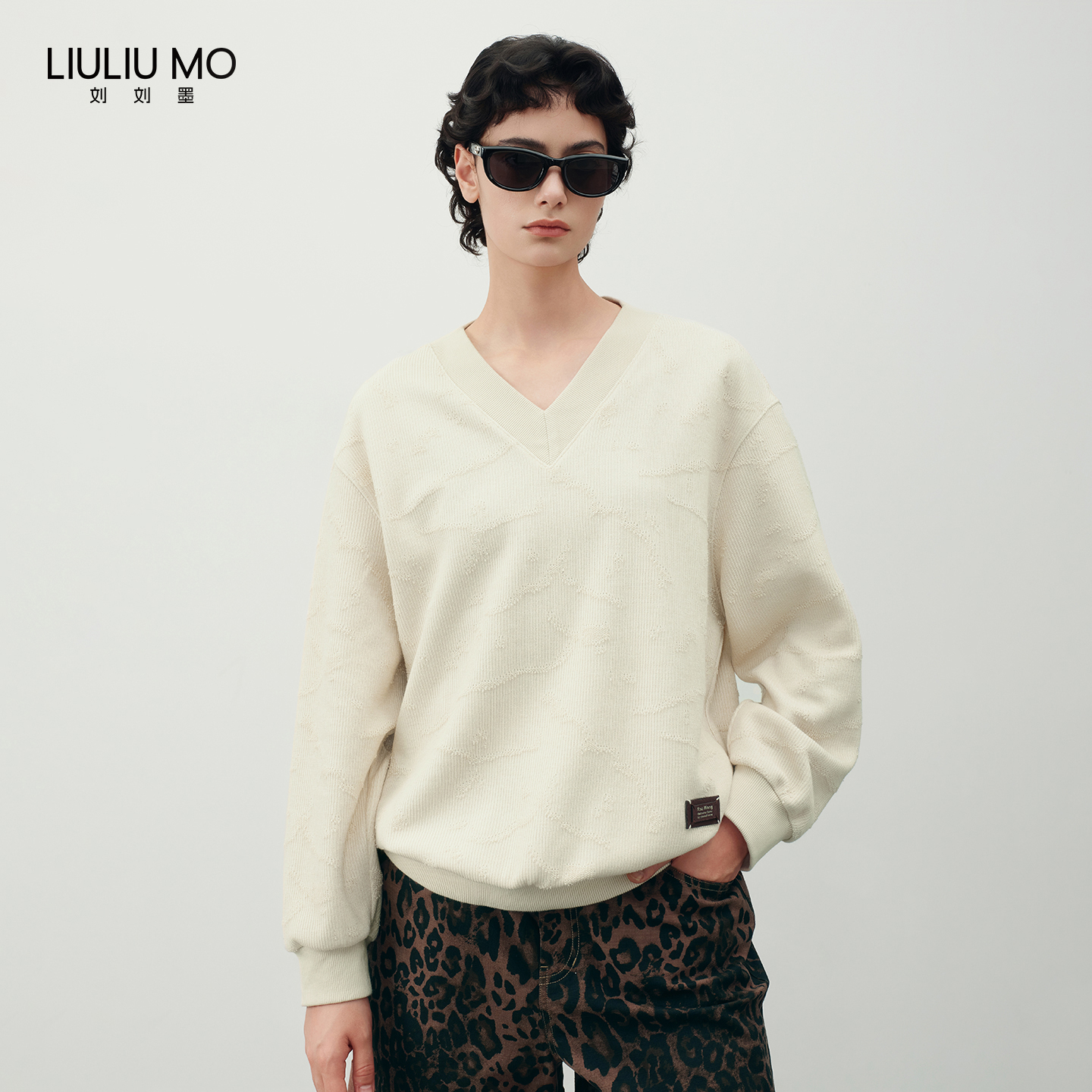 刘刘墨小众设计秋季新款重工肌理感杏色显白V领宽松休闲卫衣