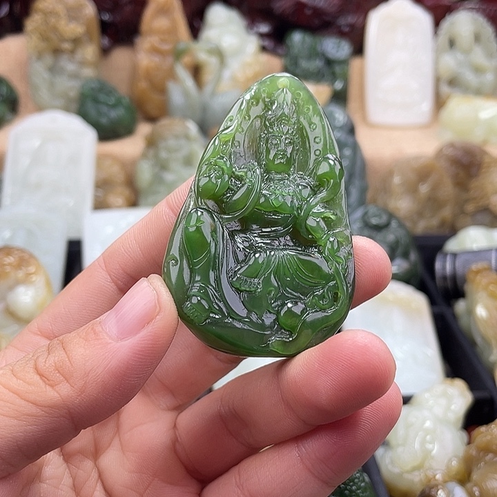 樊***凡颈饰未镶嵌和田玉（糖玉）