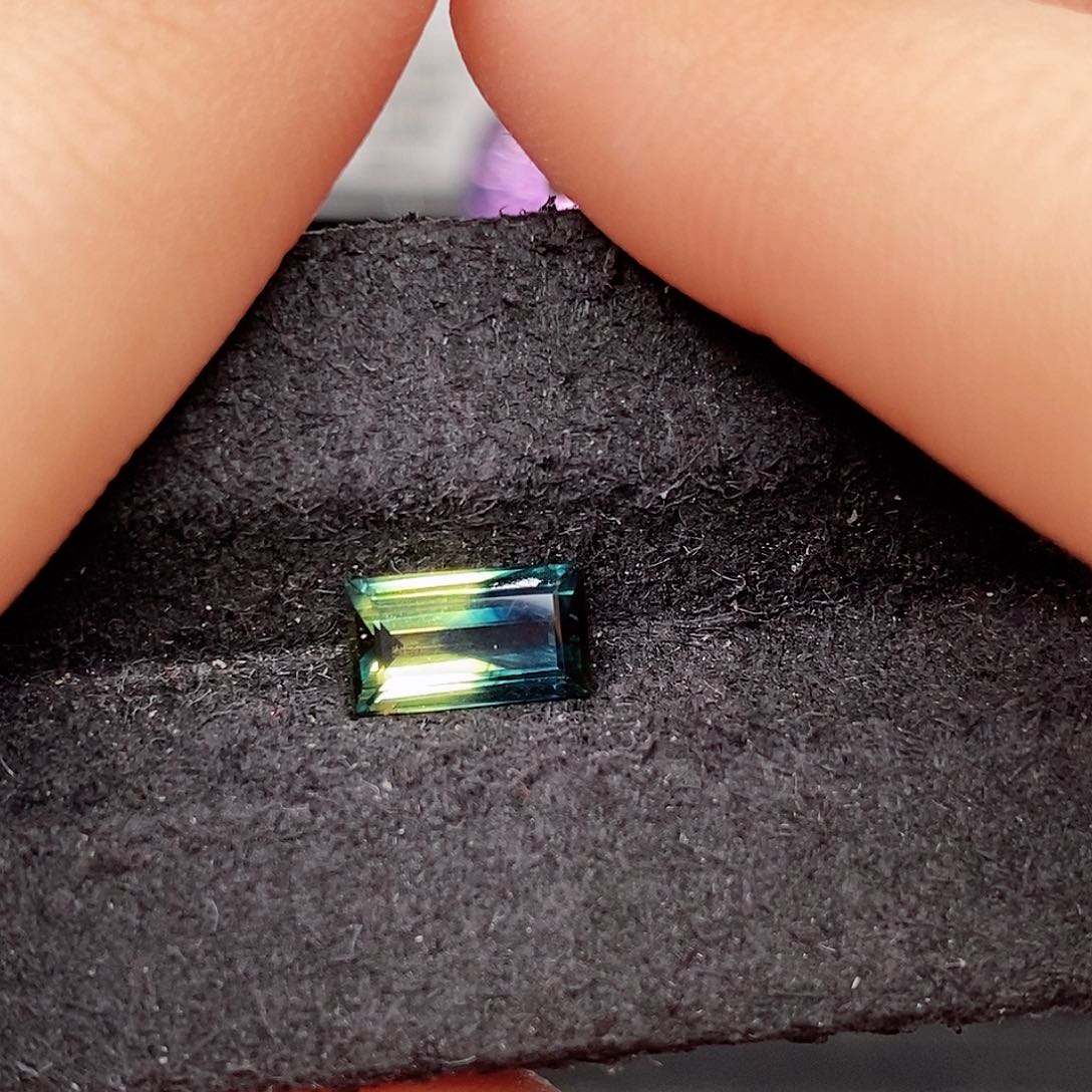 蓝宝石裸石未镶嵌1333号1.81ct长方双色蓝宝火彩闪亮