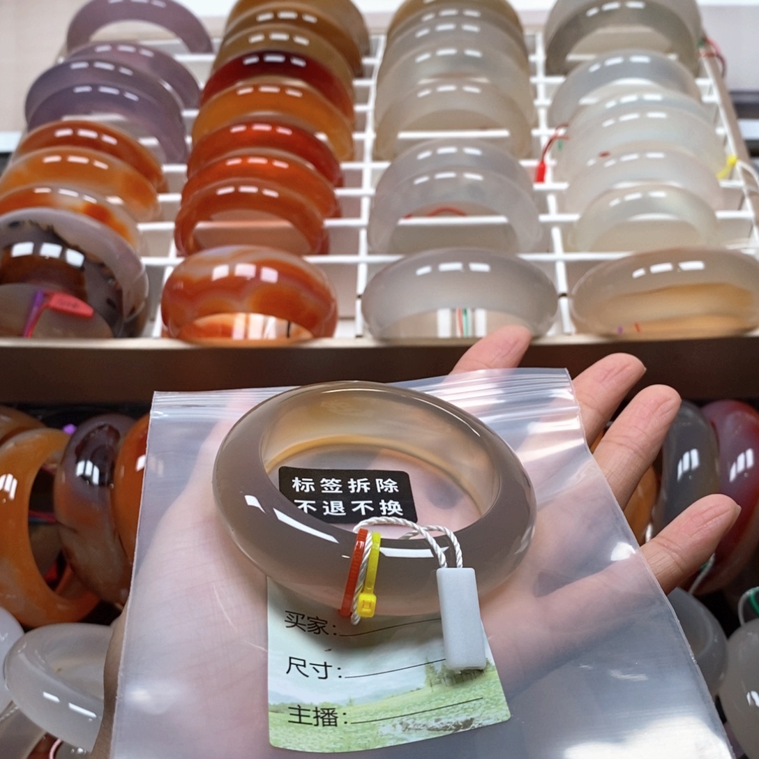 珍***多玛瑙/玉髓未镶嵌手镯