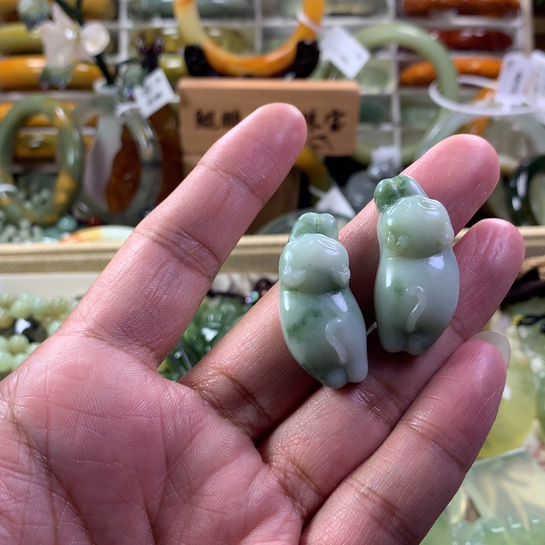 蛇纹石玉颈饰未镶嵌