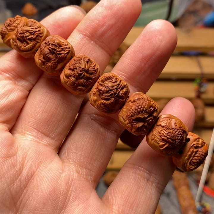 一***坤桃核雕刻鱼化龙小手牌